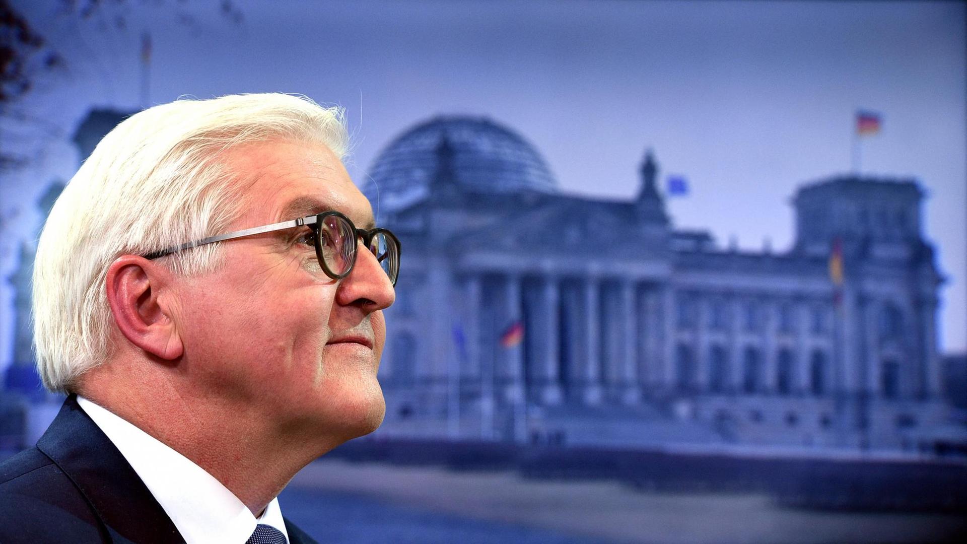 Der designierte Bundespräsident Frank-Walter Steinmeier vor einem Bild des Bundestags.