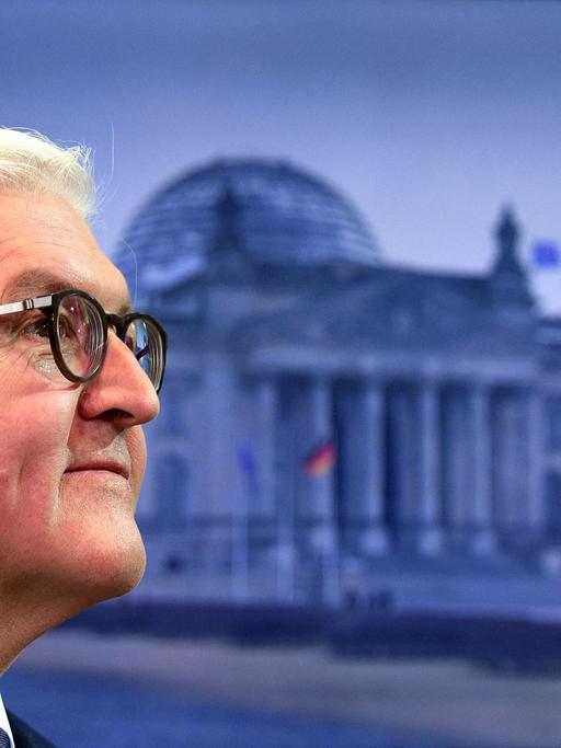 Der designierte Bundespräsident Frank-Walter Steinmeier vor einem Bild des Bundestags.