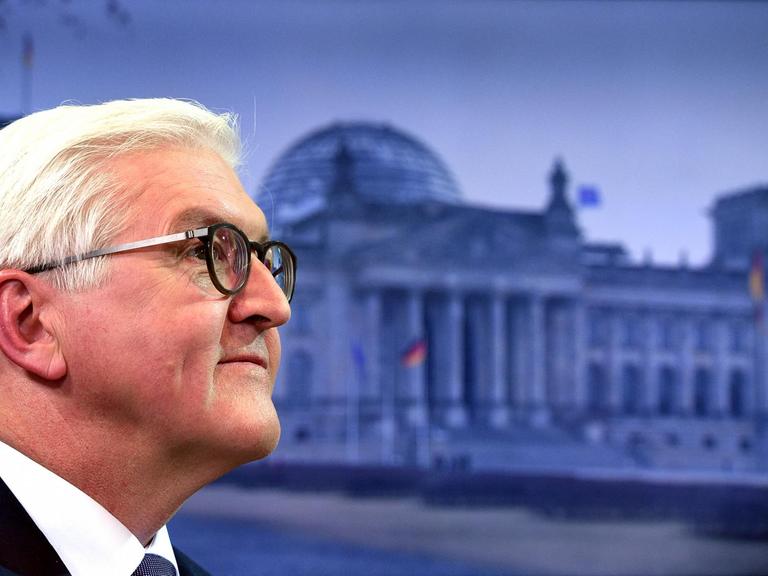 Der designierte Bundespräsident Frank-Walter Steinmeier vor einem Bild des Bundestags.