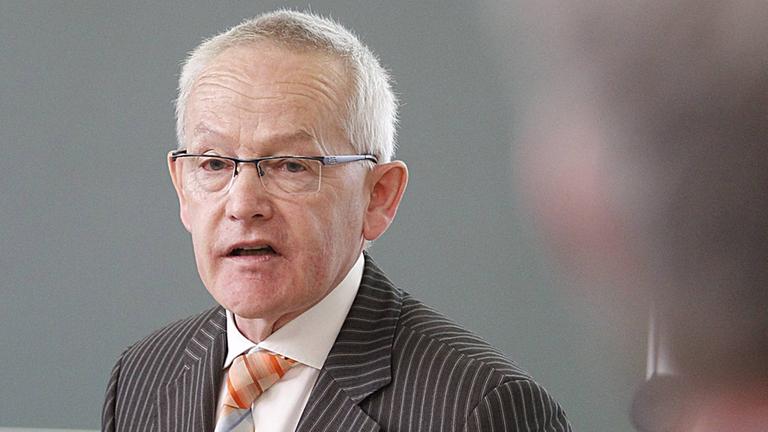 Der Politikwissenschaftler Everhard Holtmann von der Universität Halle-Wittenberg. Der Politikwissenschaftler Everhard Holtmann von der Universität Halle-Wittenberg.