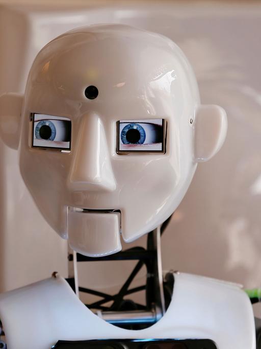 Der britische, menschenähnliche Roboter RoboThespian, designt von der Firma Engineered Arts Ltd, während einer Präsentation im Moskauer Café Bosco