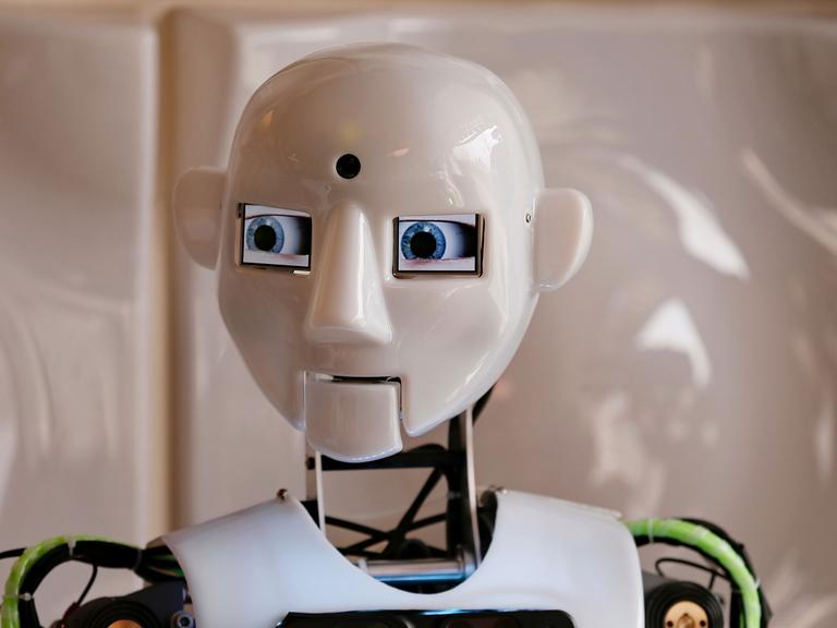 Der britische, menschenähnliche Roboter RoboThespian, designt von der Firma Engineered Arts Ltd, während einer Präsentation im Moskauer Café Bosco