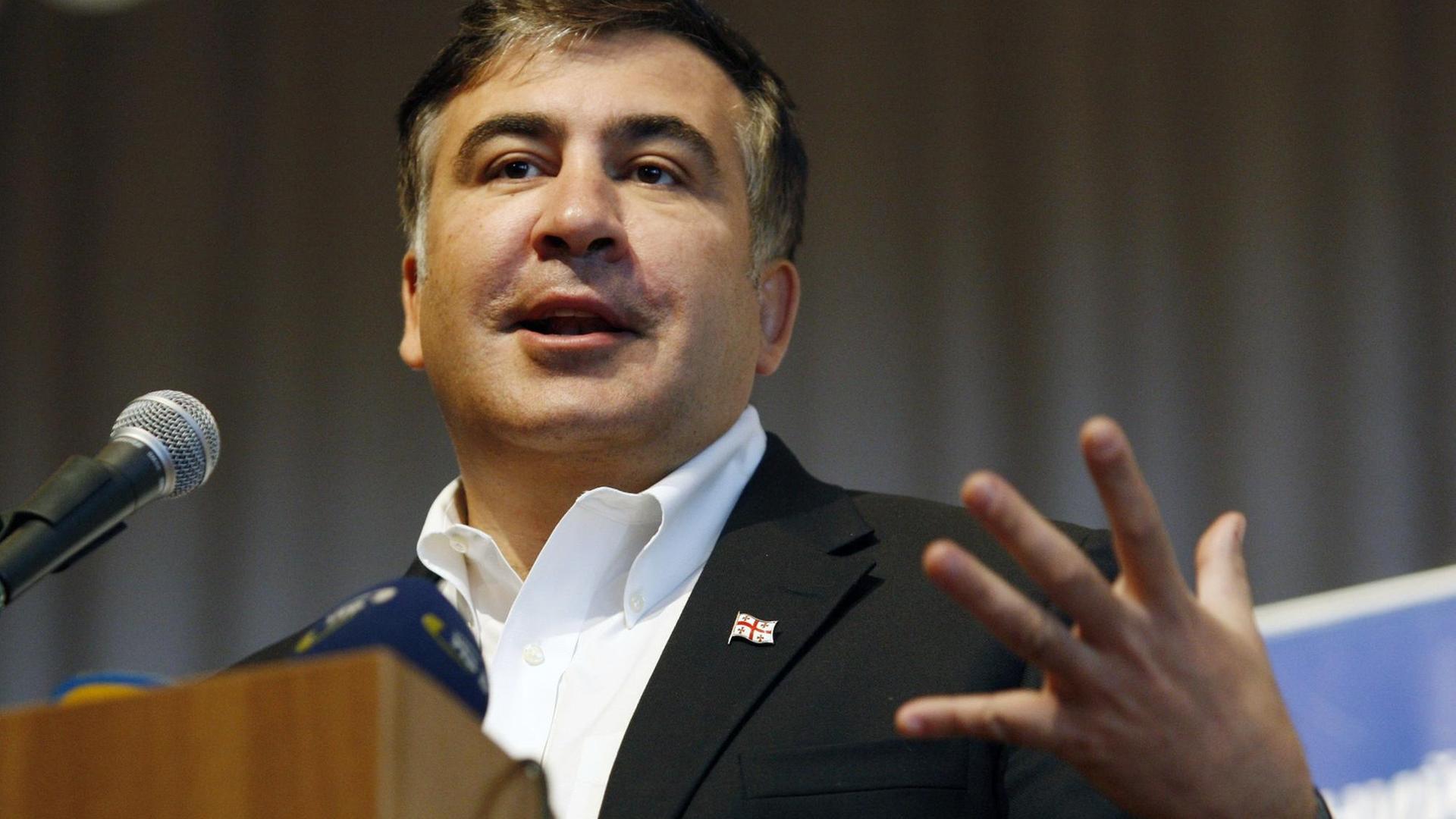Der ehemalige Präsident Mikhail Saakashvili gestikuliert bei einer Rede vor Studenten. Der ehemalige Präsident Mikhail Saakashvili gestikuliert bei einer Rede vor Studenten.