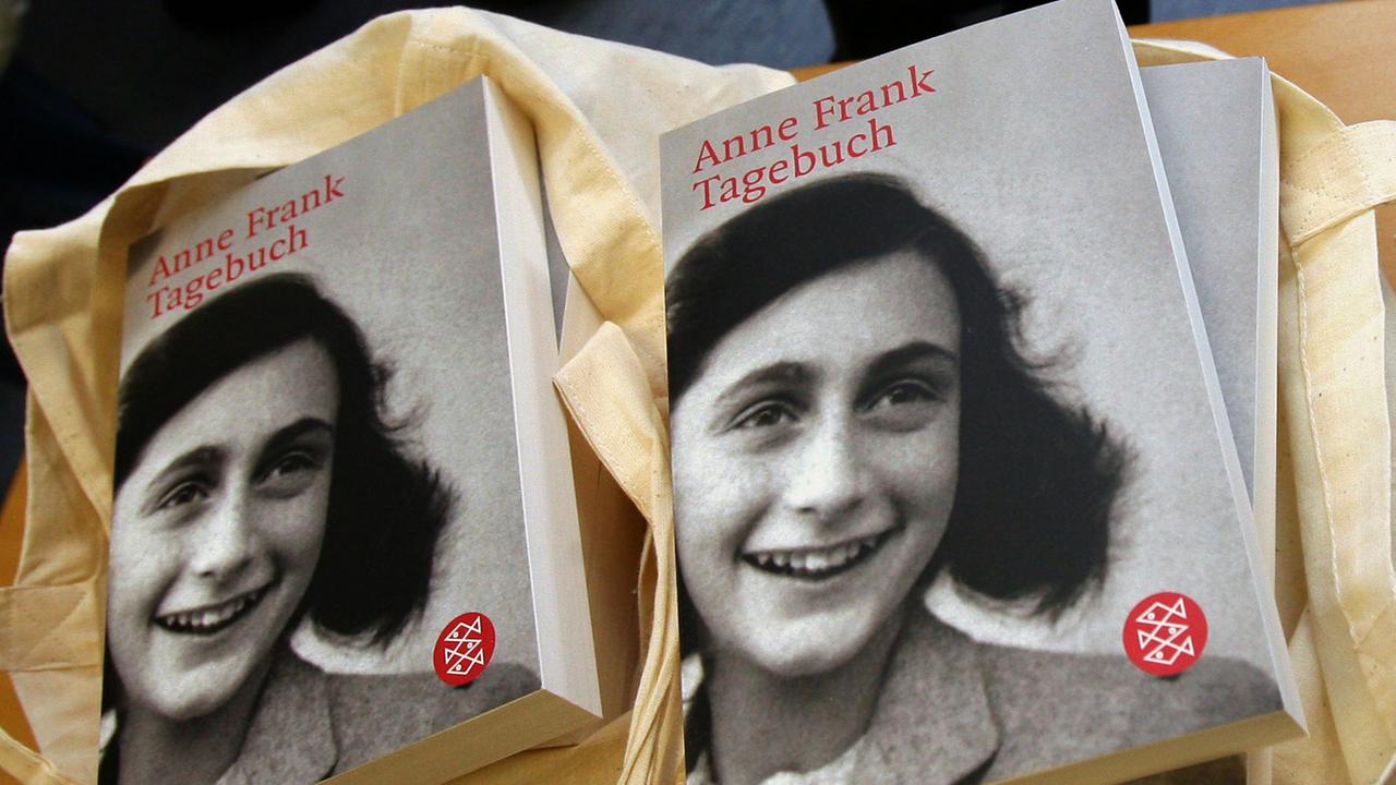 Bücherstapel mit dem "Anne Frank Tagebuch" Bücherstapel mit dem "Anne Frank Tagebuch"