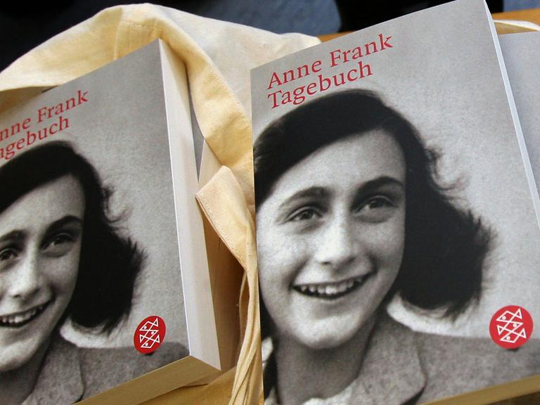 Bücherstapel mit dem "Anne Frank Tagebuch"