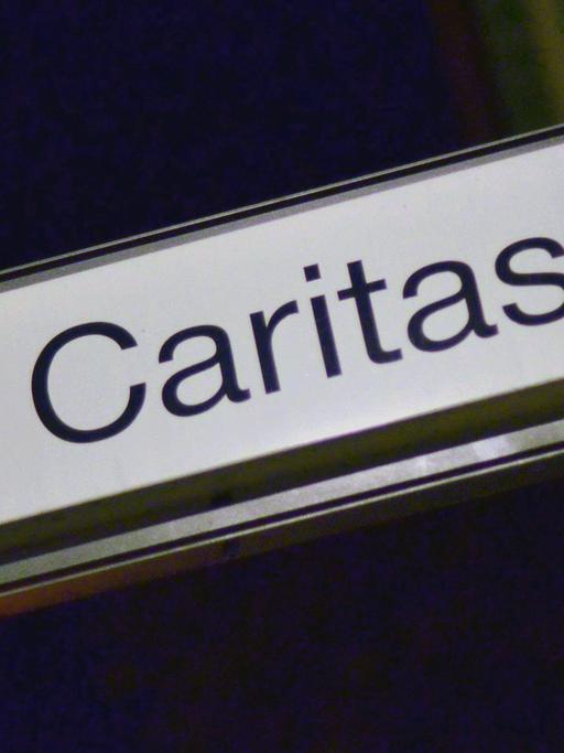 Ein Schild der Caritas