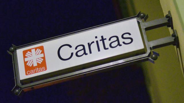 Ein Schild der Caritas, aufgenommen in Fulda