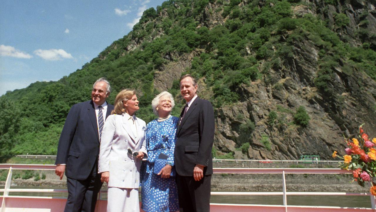 Anlässlich des Besuchs des US-Präsidenten in Deutschland unternehmen (l-r) Helmut Kohl, seine Ehefrau Hannelore Kohl, Barbara Bush und US-Präsident George Bush am 31.05.1989 eine Schifffahrt auf dem Rhein, um zu einer Besichtigung der Stadt Koblenz zu fahren.