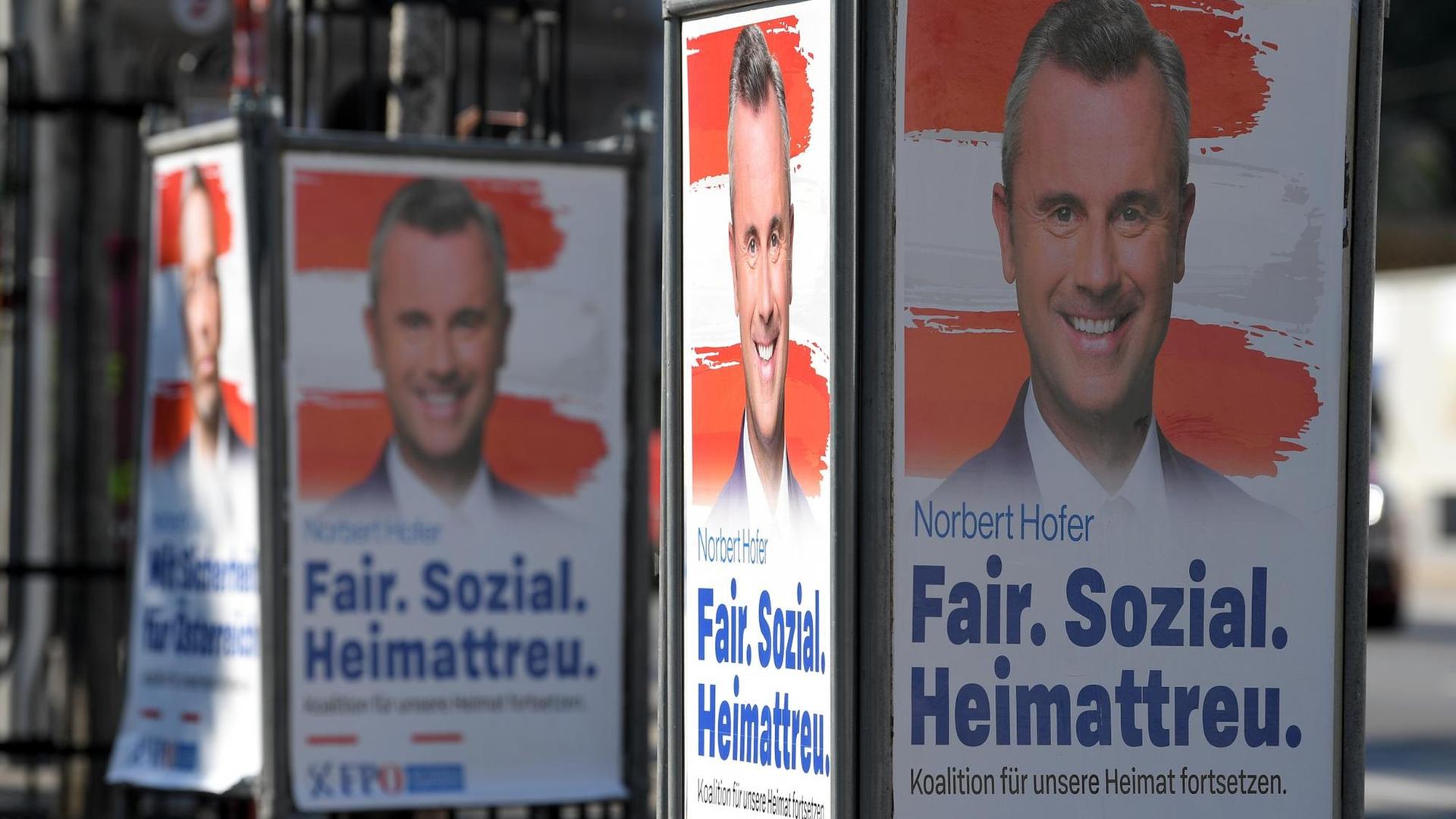Ein Wahlplakat mit dem Konterfei von Norbert Hofer (FPÖ) und dem Slogan "Fair. Sozial. Heimattreu" steht an einer Straße. Am 29. September wird in Österreich der Nationalrat gewählt. Ein Wahlplakat mit dem Konterfei von Norbert Hofer (FPÖ) und dem Slogan "Fair. Sozial. Heimattreu" steht an einer Straße. Am 29. September wird in Österreich der Nationalrat gewählt.