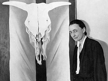 Georgia O'Keeffe vor ihrem Werk "Red White and Blue", 1930 Georgia O'Keeffe vor ihrem Werk "Red White and Blue", 1930