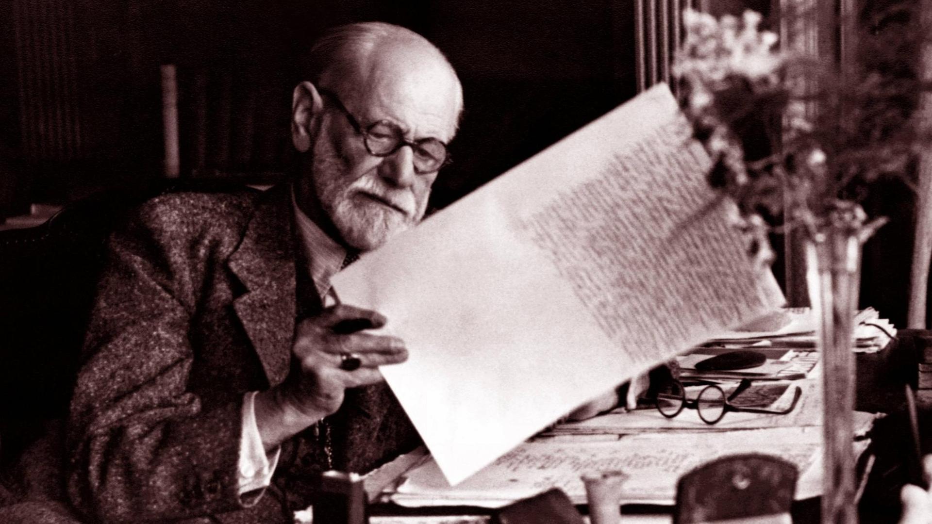 Sigmund Freud (1856-1939) hat zunächst mit der jüdischen Tradition seiner Familie gebrochen, bevor er durch den Antisemetismus eine jüdischen Identität annahm Sigmund Freud (1856-1939) hat zunächst mit der jüdischen Tradition seiner Familie gebrochen, bevor er durch den Antisemetismus eine jüdischen Identität annahm