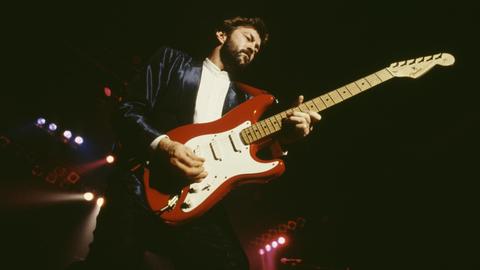 Eric Clapton mit seiner Fender Stratocaster Gitarre auf der Bühne in Rom 1986.