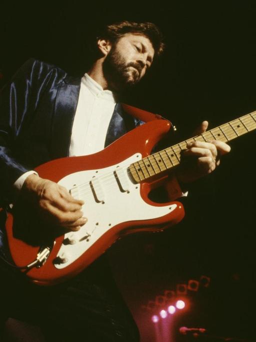 Eric Clapton mit seiner Fender Stratocaster Gitarre auf der Bühne in Rom 1986.