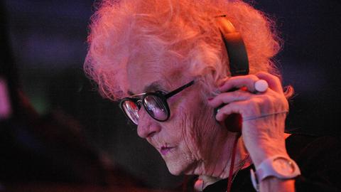 Polens älteste DJane: Wika Szmyt (81) in einem Warschauer Club