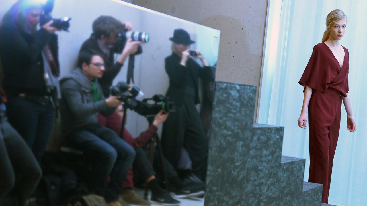 Walde Huth war eine innovative Modefotografin und hat während des Krieges für Agfa gearbeitet.