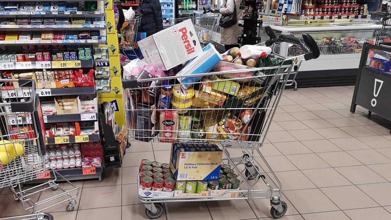 26.02.2020 Waldshut , DEUTSCHLAND , Hamsterkäufe in einem deutschen Discounter , Schweizer Einkaufstourismus Coronavirus *** 26 02 2020 Waldshut , GERMANY , Buying hamsters in a German discounter , Swiss shopping tourism Coronavirus 26.02.2020 Waldshut , DEUTSCHLAND , Hamsterkäufe in einem deutschen Discounter , Schweizer Einkaufstourismus Coronavirus *** 26 02 2020 Waldshut , GERMANY , Buying hamsters in a German discounter , Swiss shopping tourism Coronavirus