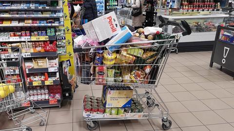 Ein vollgepackter Einkaufswagen in einem Supermarkt