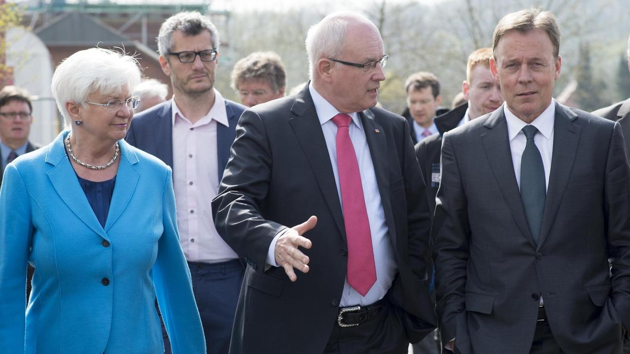 Die Vorsitzende der CSU-Landesgruppe, Gerda Hasselfeldt, der Unions-Fraktionsvorsitzende Volker Kauder und der SPD-Fraktionsvorsitzende Thomas Oppermann laufen im Freien Seite an Seite vor der Klausurtagung in Göttingen am 16.04.2015 Die Vorsitzende der CSU-Landesgruppe, Gerda Hasselfeldt, der Unions-Fraktionsvorsitzende Volker Kauder und der SPD-Fraktionsvorsitzende Thomas Oppermann laufen im Freien Seite an Seite vor der Klausurtagung in Göttingen am 16.04.2015