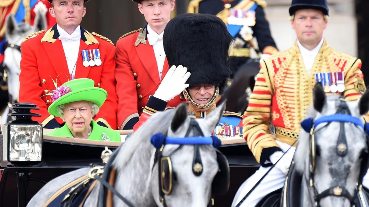 Queen Elizabeth II und Prinz Philip während der "Trooping the Colour"-Parade anlässlich des 90. Geburtstags der Königin. Queen Elizabeth II und Prinz Philip während der "Trooping the Colour"-Parade anlässlich des 90. Geburtstags der Königin.