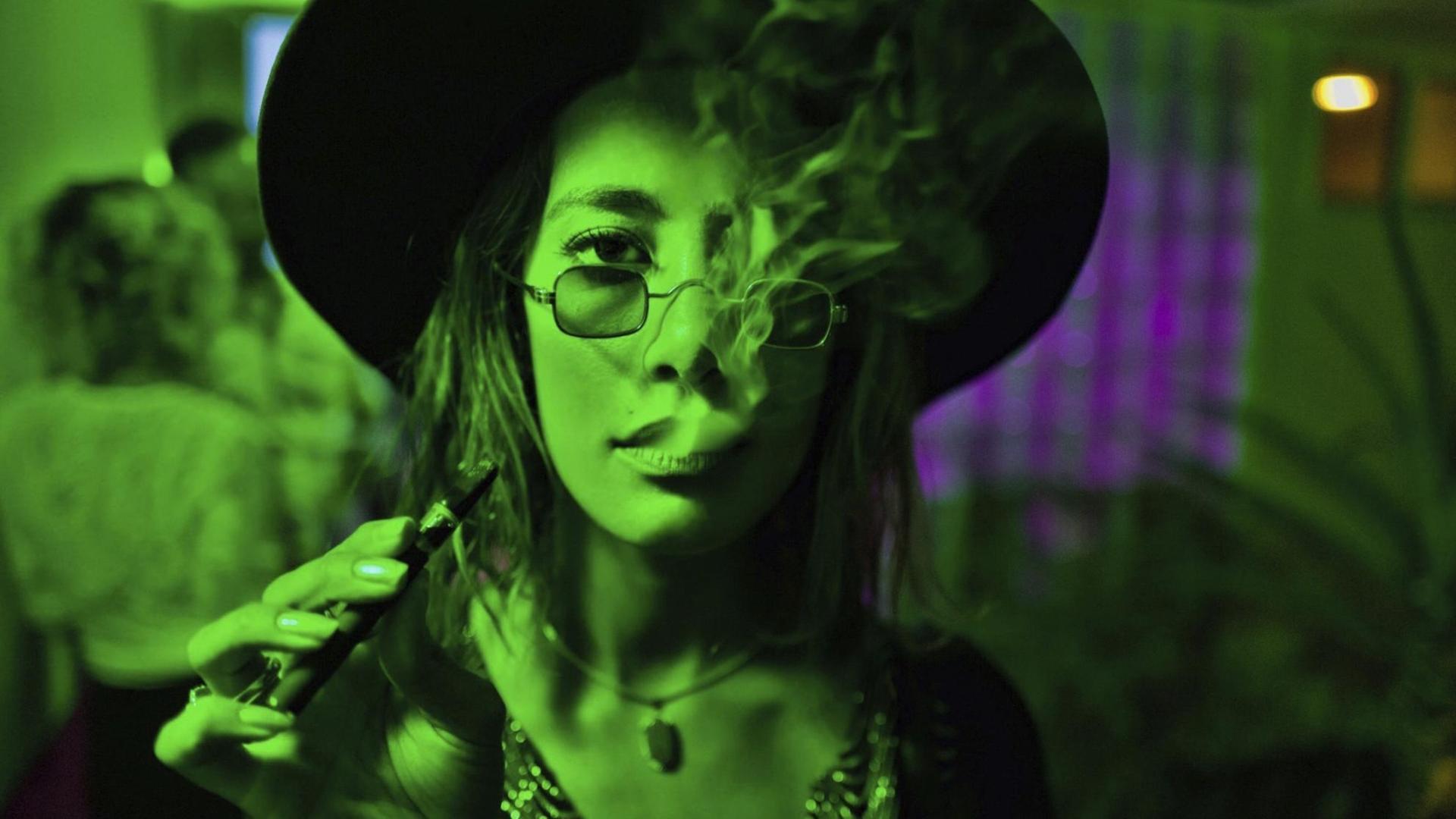 Eine junge Frau raucht Cannabis während einer Feier in Los Angeles (2017). Eine junge Frau raucht Cannabis während einer Feier in Los Angeles (2017).