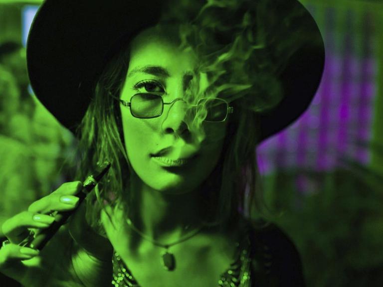 Eine junge Frau raucht Cannabis während einer Feier in Los Angeles (2017).