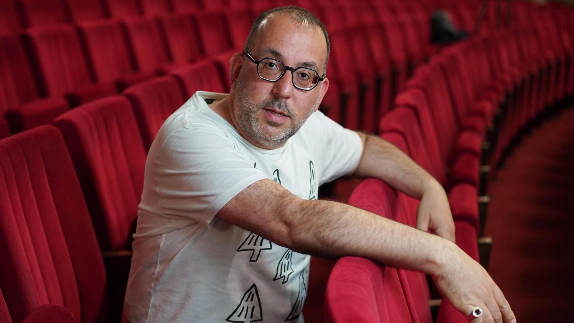 Barrie Kosky, Intendant und Chefregisseur der Komischen Oper Berlin, sitzt im Rahmen einer Pressekonferenz im Zuschauerraum Barrie Kosky, Intendant und Chefregisseur der Komischen Oper Berlin, sitzt im Rahmen einer Pressekonferenz im Zuschauerraum
