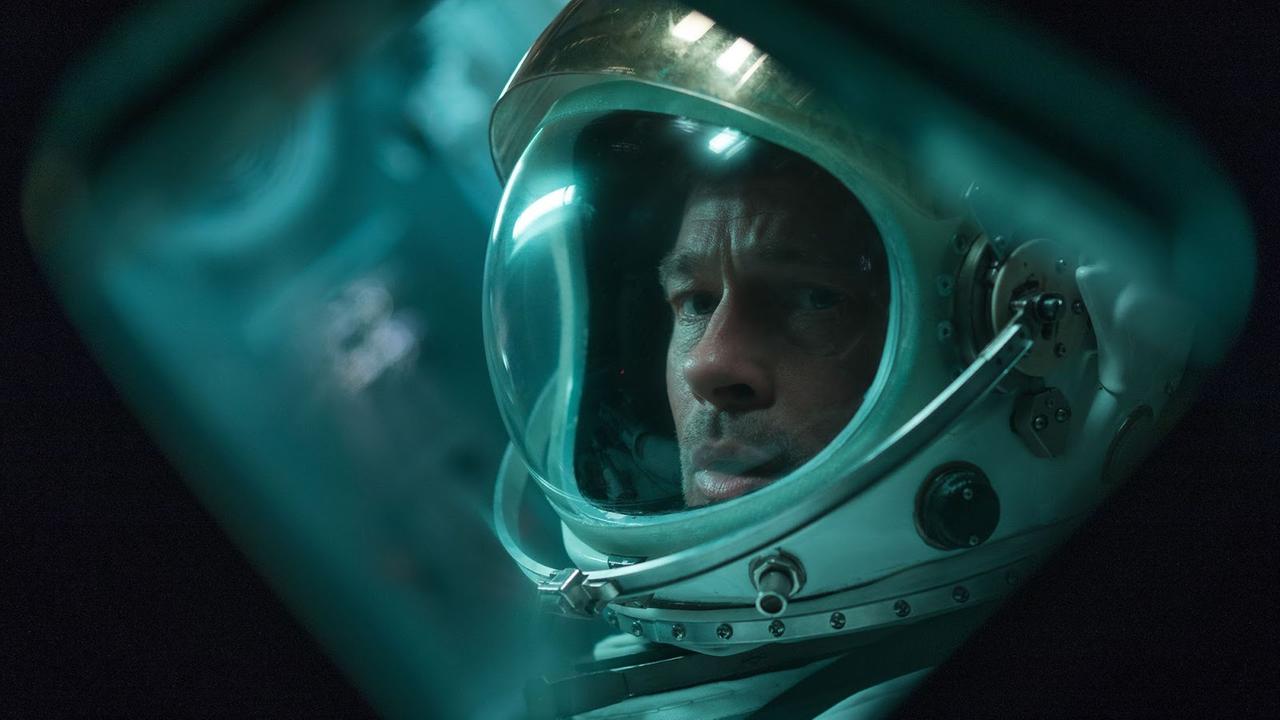 Großaufnahme von Brad Pitt mit einem Astronautenhelm. Großaufnahme von Brad Pitt mit einem Astronautenhelm.