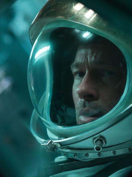 Großaufnahme von Brad Pitt mit einem Astronautenhelm.