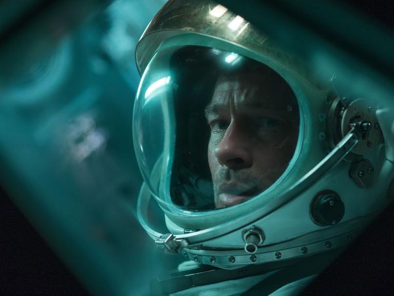 Großaufnahme von Brad Pitt mit einem Astronautenhelm.