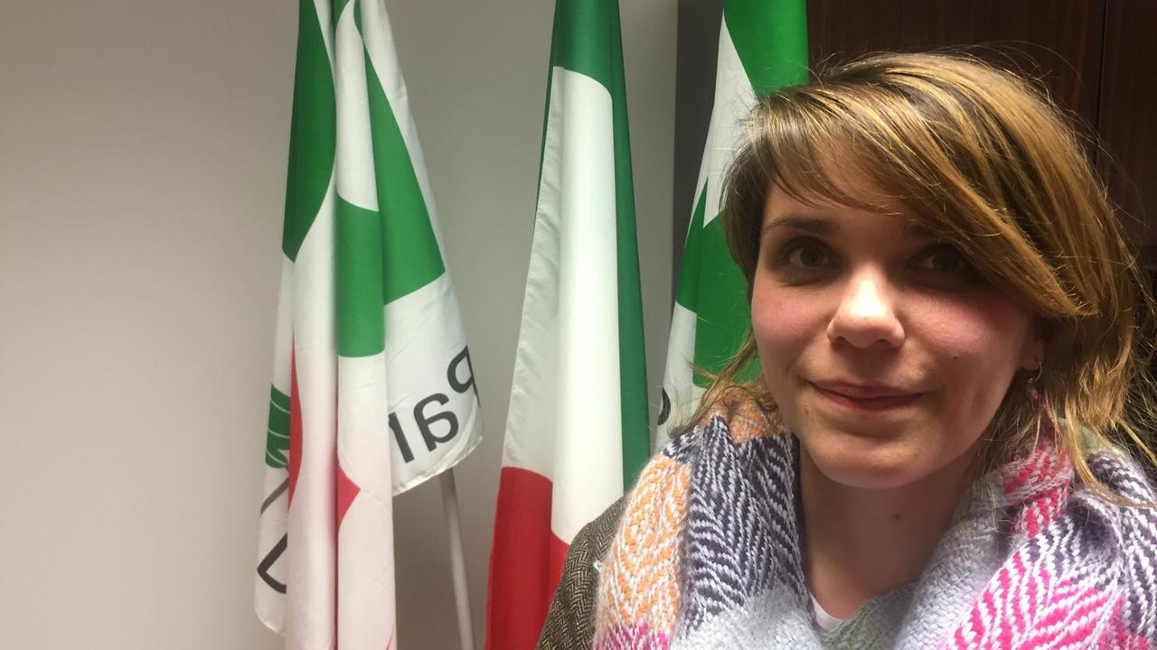 Giuditta Pini vor italienischen Nationalflaggen