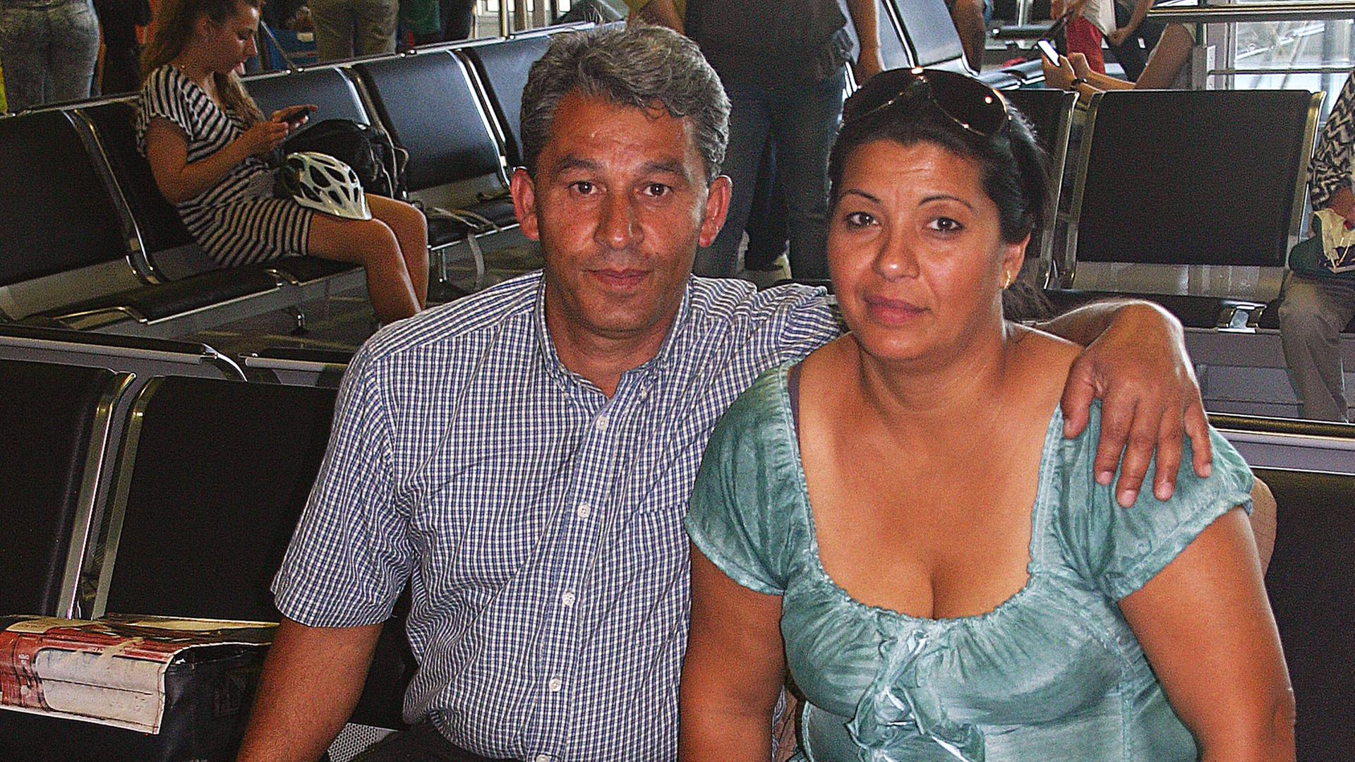 Die Roma Bedrija und Sasa Asanovic kurz vor ihrem Abflug am Stuttgarter Flughafen nach Serbien.