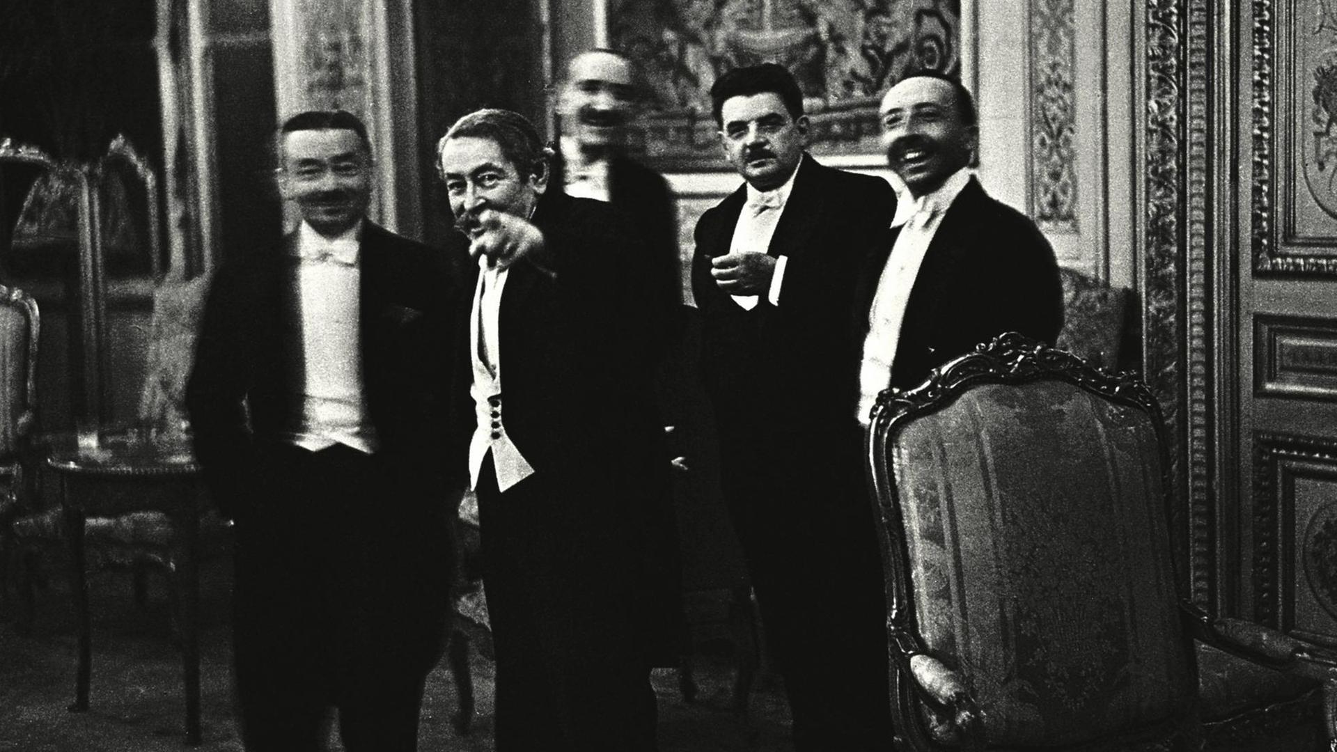 Der französische Politiker Aristide Briand entdeckt den Fotograf Salomon bei einem Bankett im Jahr 1931 während bilateraler Verhandlungen (v. l. n. r. P.Reynaud, Briand, A.Champetiers de Ribes, E.Herriot u. L.Berard. Foto, 1931: Erich Salomon (18861944). | Der französische Politiker Aristide Briand entdeckt den Fotograf Salomon bei einem Bankett im Jahr 1931 während bilateraler Verhandlungen (v. l. n. r. P.Reynaud, Briand, A.Champetiers de Ribes, E.Herriot u. L.Berard. Foto, 1931: Erich Salomon (18861944). |