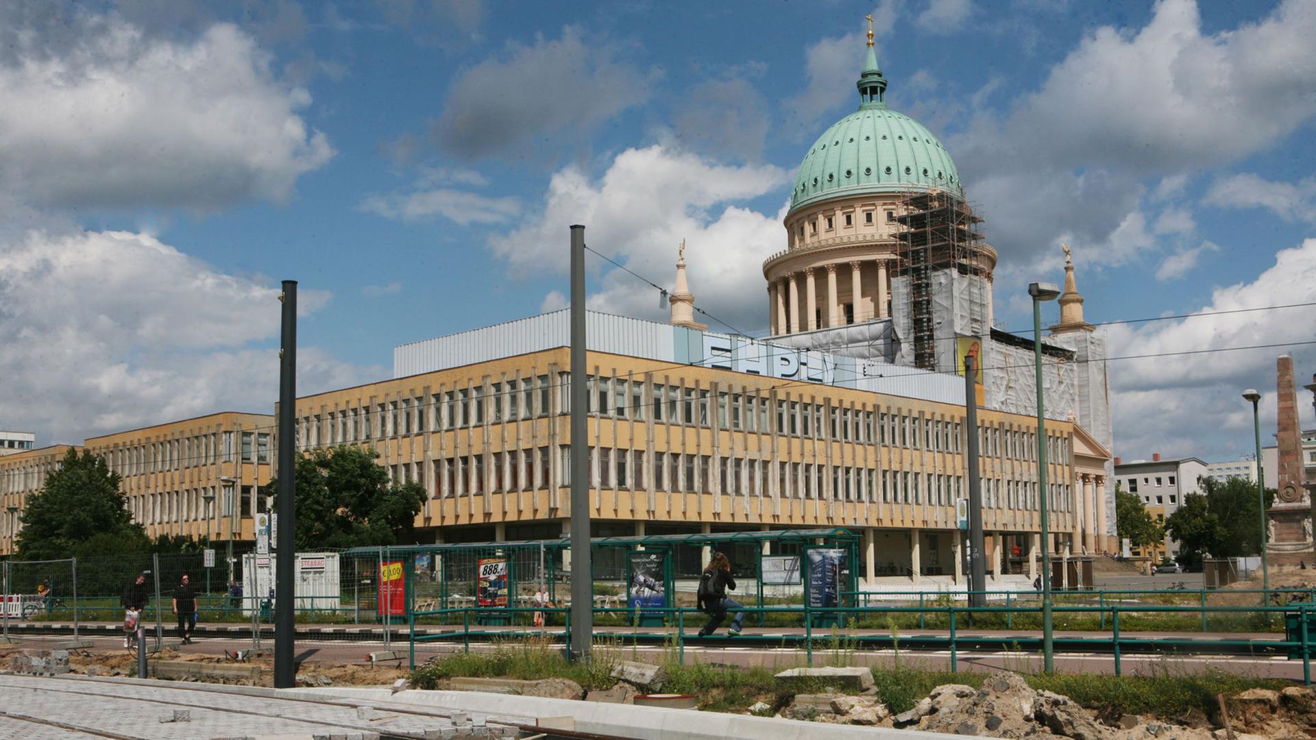 Die Fachhochschule in Potsdam (FHP) am Alten Markt mit der Nikolaikirche im Hintergrund. Die Fachhochschule in Potsdam (FHP) am Alten Markt mit der Nikolaikirche im Hintergrund.