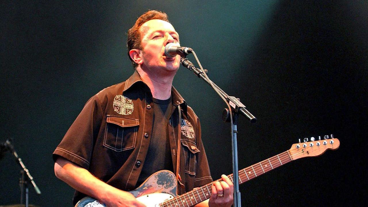 Joe Strummer, Veteran des britischen Polit-Punk, aufgenommen bei einem Konzert am 8.6.2002 in London. Der Sänger und Gitarrist der Punk-Band The Clash, \fs12\ \fs16\der mit bürgerlichem Namen John Graham Mellor hieß, starb im Alter von nur 50 Jahren nach Mitteilung der Polizei am 23.12.2002 «plötzlich und unerwartet» in seinem Farmhaus in Somerset (Westengland). The Clash war 1979 mit der Single «London Calling» weltweit berühmt geworden. Die Band gab der Punk-Bewegung der 70er Jahre einen starken politischen Einschlag. Ihre Mitglieder wurden in Großbritannien häufig als «Rebellen mit politischem Engagament» bezeichnet. Joe Strummer, Veteran des britischen Polit-Punk, aufgenommen bei einem Konzert am 8.6.2002 in London. Der Sänger und Gitarrist der Punk-Band The Clash, \fs12\ \fs16\der mit bürgerlichem Namen John Graham Mellor hieß, starb im Alter von nur 50 Jahren nach Mitteilung der Polizei am 23.12.2002 «plötzlich und unerwartet» in seinem Farmhaus in Somerset (Westengland). The Clash war 1979 mit der Single «London Calling» weltweit berühmt geworden. Die Band gab der Punk-Bewegung der 70er Jahre einen starken politischen Einschlag. Ihre Mitglieder wurden in Großbritannien häufig als «Rebellen mit politischem Engagament» bezeichnet.
