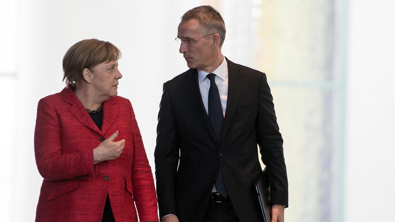Die beiden gehen nebeneinander her, sehen sich an und reden. Der Hintergrund ist weiß. Die beiden gehen nebeneinander her, sehen sich an und reden. Der Hintergrund ist weiß.