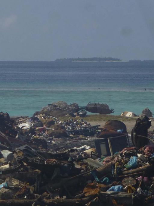 Müllhalde am Strand von Thilafushi.