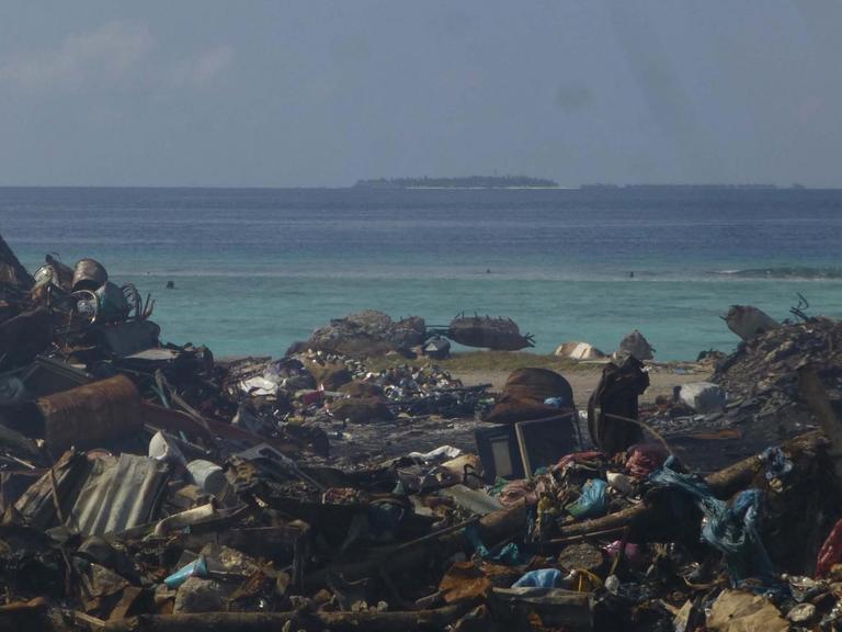 Müllhalde am Strand von Thilafushi.
