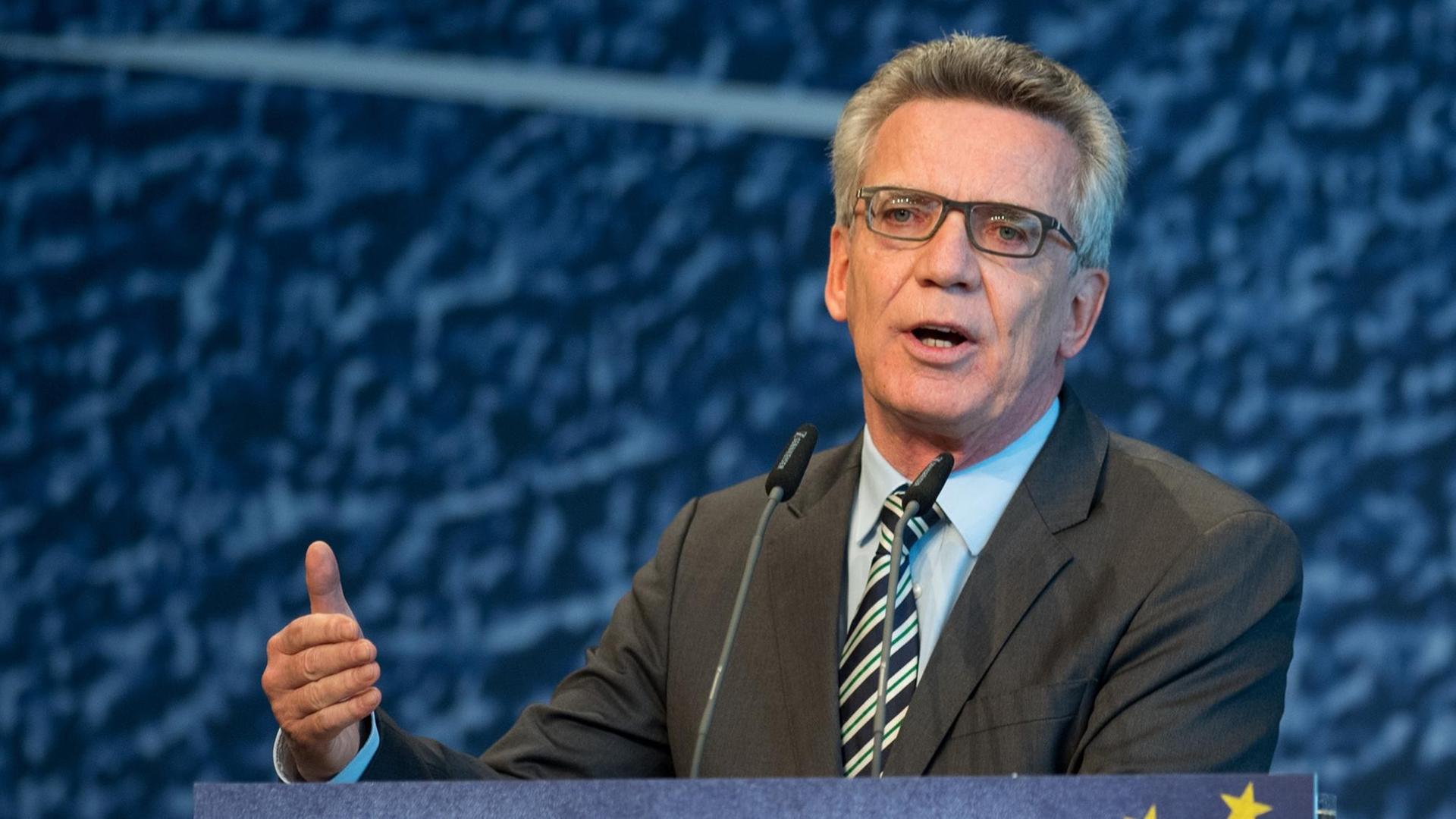 Bundesinnenminister Thomas de Maizière spricht auf einer Bühne. Vor ihm ein Pult mit der Aufschrift #DLT17 (Deutschlandtag 2017).