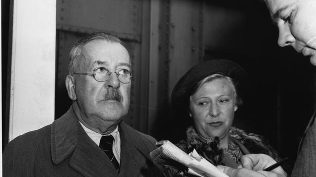 Schriftsteller Heinrich Mann mit seiner Frau Nelly am 13.10.1940 bei der Ankunft in Hoboken, New Jersey