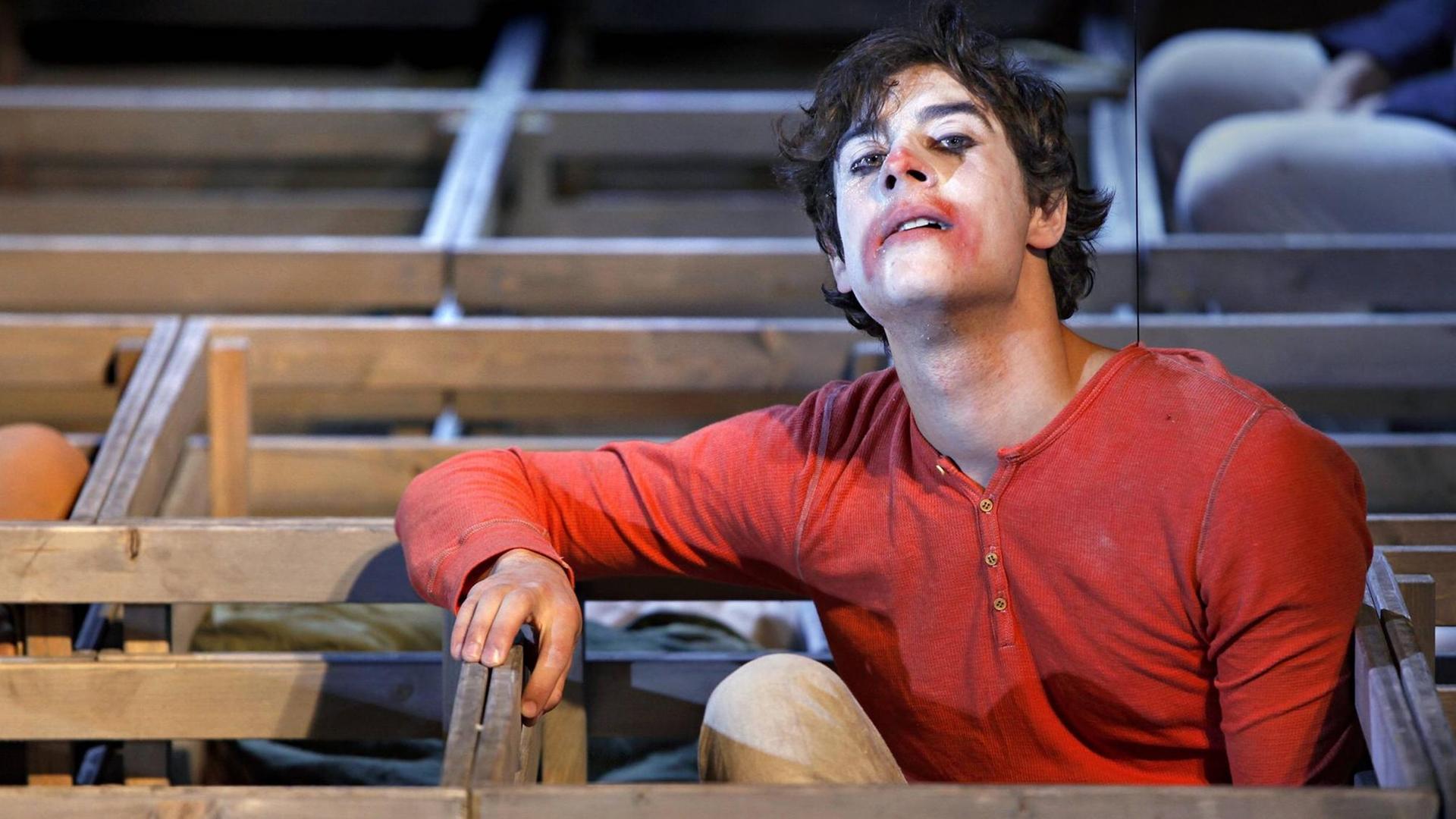 Thomas Halle (als Hamlet) in der gelichnahmigen Aufführung, eine Kooperation mit der Hochschule für Schauspielkunst Ernst Busch. Thomas Halle (als Hamlet) in der gelichnahmigen Aufführung, eine Kooperation mit der Hochschule für Schauspielkunst Ernst Busch.