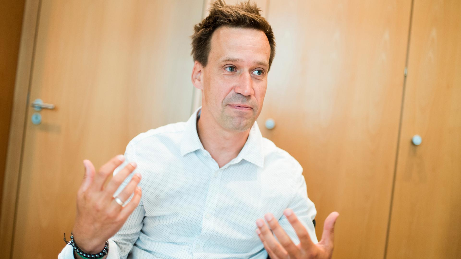 Der Literaturkritiker Volker Weidermann, aufgenommen am 02.09.2015 während eines Interviews in Berlin. Volker Weidermann leitet seit Oktober die ZDF-Literatursendung "Das Literarische Quartett". Der Literaturkritiker Volker Weidermann, aufgenommen am 02.09.2015 während eines Interviews in Berlin. Volker Weidermann leitet seit Oktober die ZDF-Literatursendung "Das Literarische Quartett".