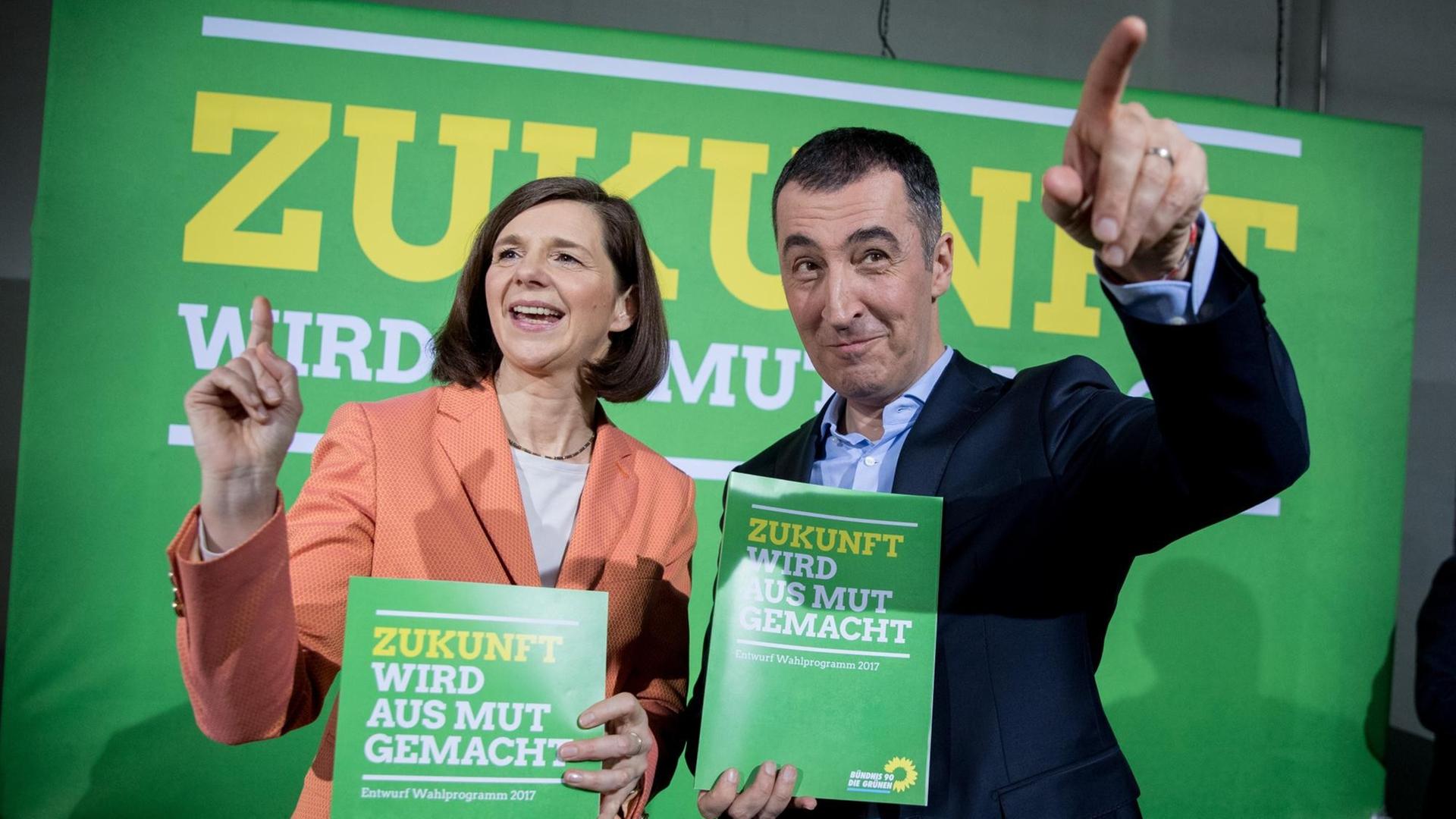 Die Spitzenkandidaten für die Bundestagswahl von Bündnis 90/Die Grünen, Katrin Göring-Eckardt und Cem Özdemir, präsentieren in Berlin den Entwurf ihres Wahlprogramms. Die Spitzenkandidaten für die Bundestagswahl von Bündnis 90/Die Grünen, Katrin Göring-Eckardt und Cem Özdemir, präsentieren in Berlin den Entwurf ihres Wahlprogramms.