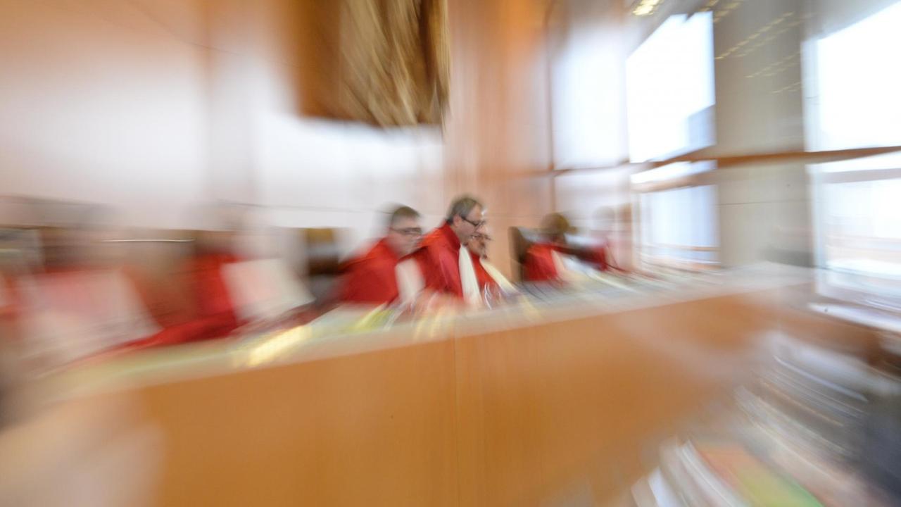 Die Richter des zweiten Senats des Bundesverfassungsgerichts in Karlsruhe sitzen am Richtertisch.