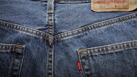 Die Rückseite einer Levi's Jeans mit Gesäßtasche