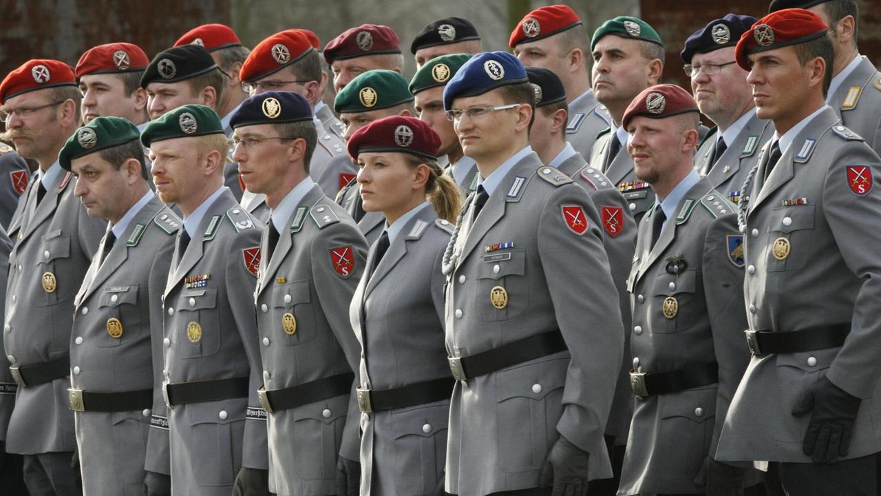 Soldaten der Bundeswehr nehmen am 29. Juni 2015 im Bundesverteidigungsministerium in Bonn an einem feierlichen Appell teil. Soldaten der Bundeswehr nehmen am 29. Juni 2015 im Bundesverteidigungsministerium in Bonn an einem feierlichen Appell teil.