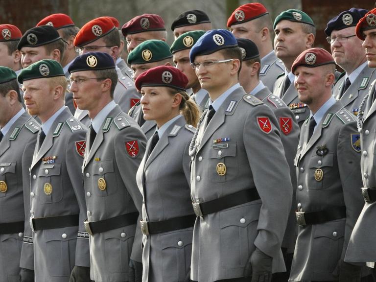 Soldaten der Bundeswehr nehmen am 29. Juni 2015 im Bundesverteidigungsministerium in Bonn an einem feierlichen Appell teil.