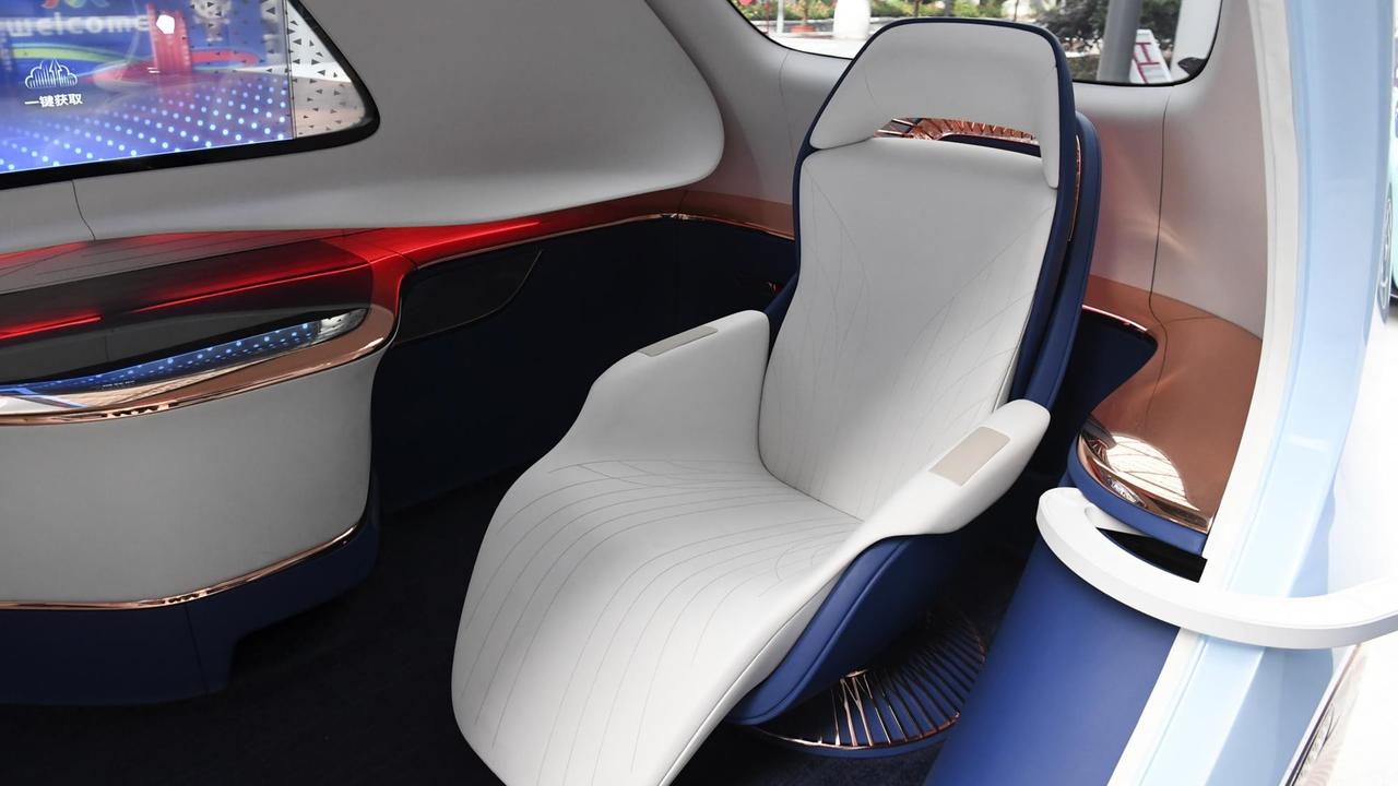 Ein futuristisch aussehender Sessel ist im Inneren des Prototyps eines selbstfahrenden Autos zu sehen. Ein futuristisch aussehender Sessel ist im Inneren des Prototyps eines selbstfahrenden Autos zu sehen.