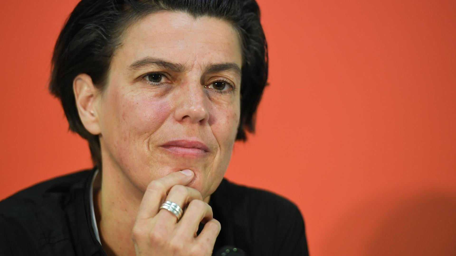 Die Publizistin und Philosophin Carolin Emcke blickt am 21.10.2016 während einer Pressekonferenz auf der Buchmesse in Frankfurt am Main (Hessen) in die Runde. Am 23.10.2016 wird sie in der Frankfurter Paulskirche mit dem Friedenspreis des Deutschen Buchhandels ausgezeichnet. Die Publizistin und Philosophin Carolin Emcke blickt am 21.10.2016 während einer Pressekonferenz auf der Buchmesse in Frankfurt am Main (Hessen) in die Runde. Am 23.10.2016 wird sie in der Frankfurter Paulskirche mit dem Friedenspreis des Deutschen Buchhandels ausgezeichnet.