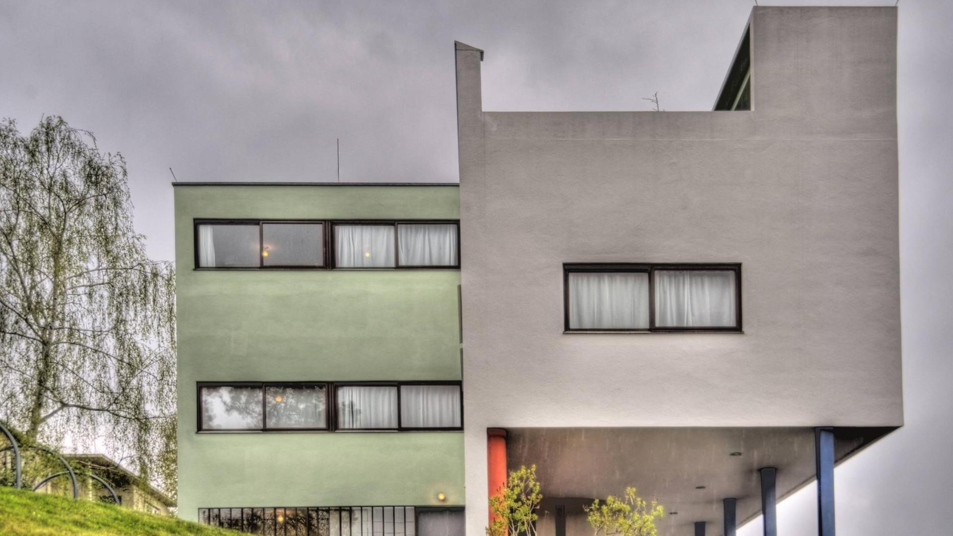 Schlichtes Bauhaus-Gebäude in der Weissenhofsiedlung, die auch von Le Corbusier gestaltet wurde.