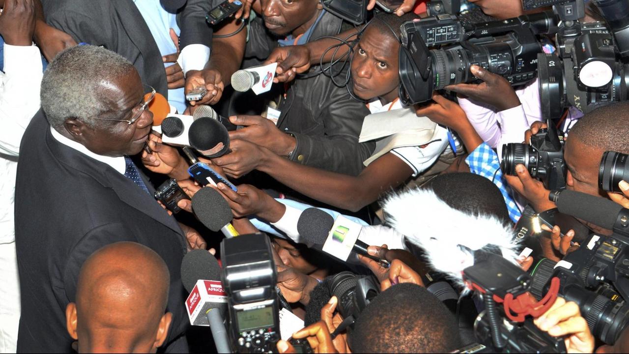 Der inzwischen verstorbene Präsidentschaftskandidat und Oppositionsführer Afonso Dhlakama spricht am 15. Oktober in Maputo, der Hauptstadt Mosambiks, vor Journalisten. Der inzwischen verstorbene Präsidentschaftskandidat und Oppositionsführer Afonso Dhlakama spricht am 15. Oktober in Maputo, der Hauptstadt Mosambiks, vor Journalisten.